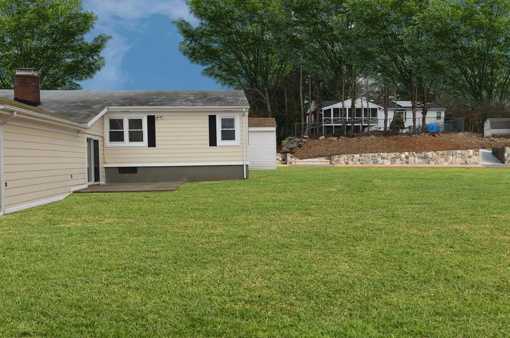 4 Sherwood Ln, Smithfield, RI 02828