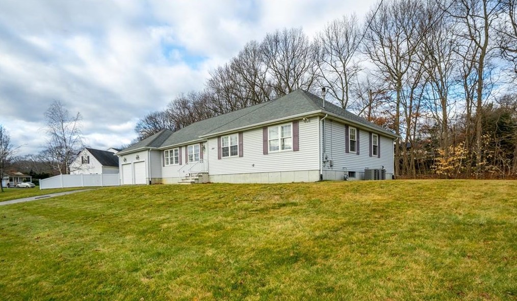 204 Tomahawk Trl, Cranston, RI 02921-2227