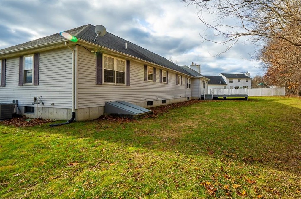 204 Tomahawk Trl, Cranston RI  02921-2227 exterior