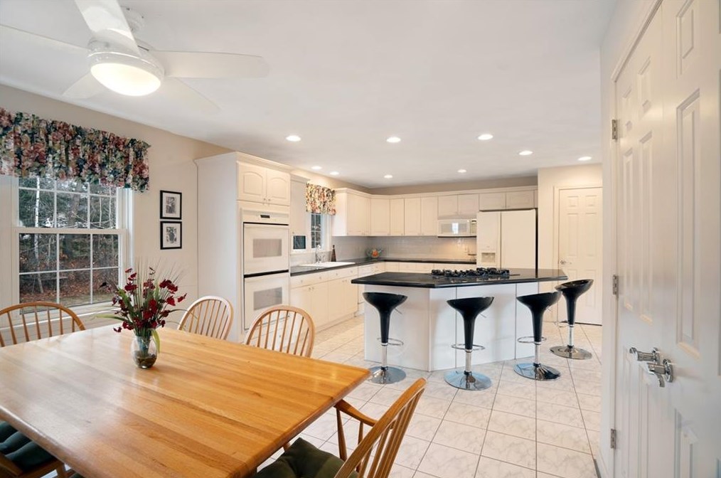 204 Tomahawk Trl, Cranston RI  02921-2227 exterior