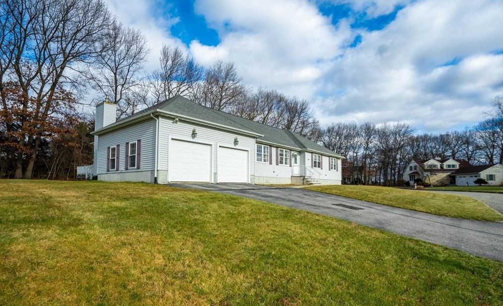 204 Tomahawk Trl, Cranston RI  02921-2227 exterior