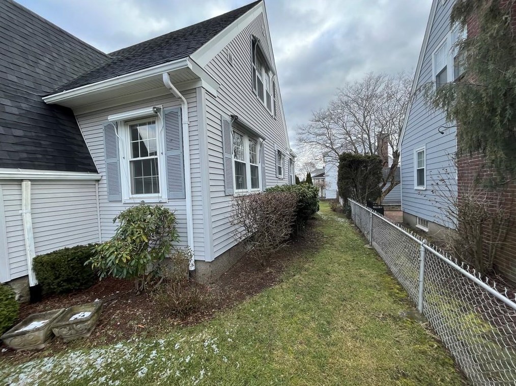 122 Calaman Rd, Cranston, RI 02910