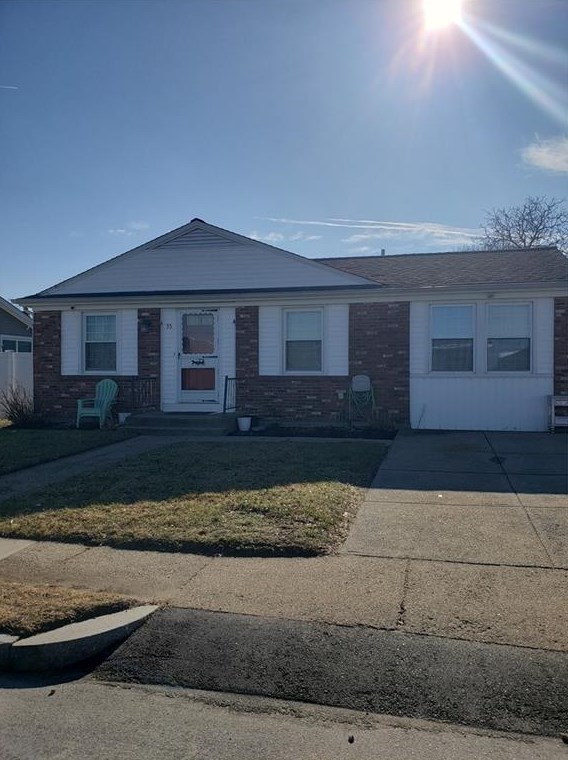35 Taylor Dr, East Providence, RI 02916-1016