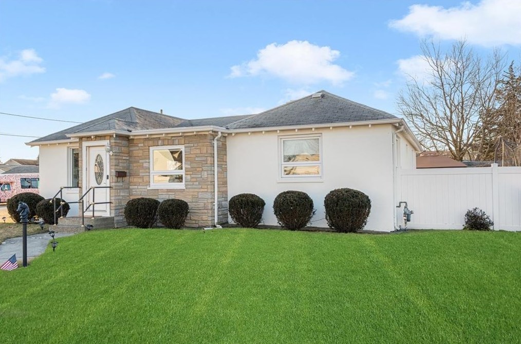 62 Campbell Ave, Providence, RI 02904