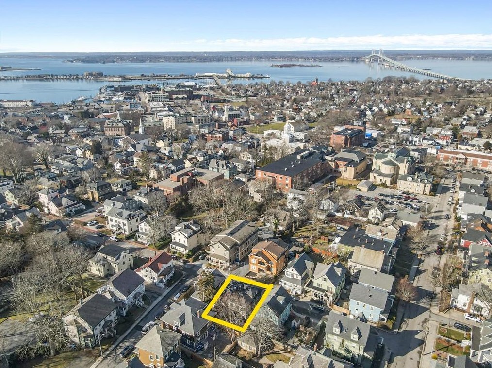 35 Mt Vernon St, Middletown, RI 02840