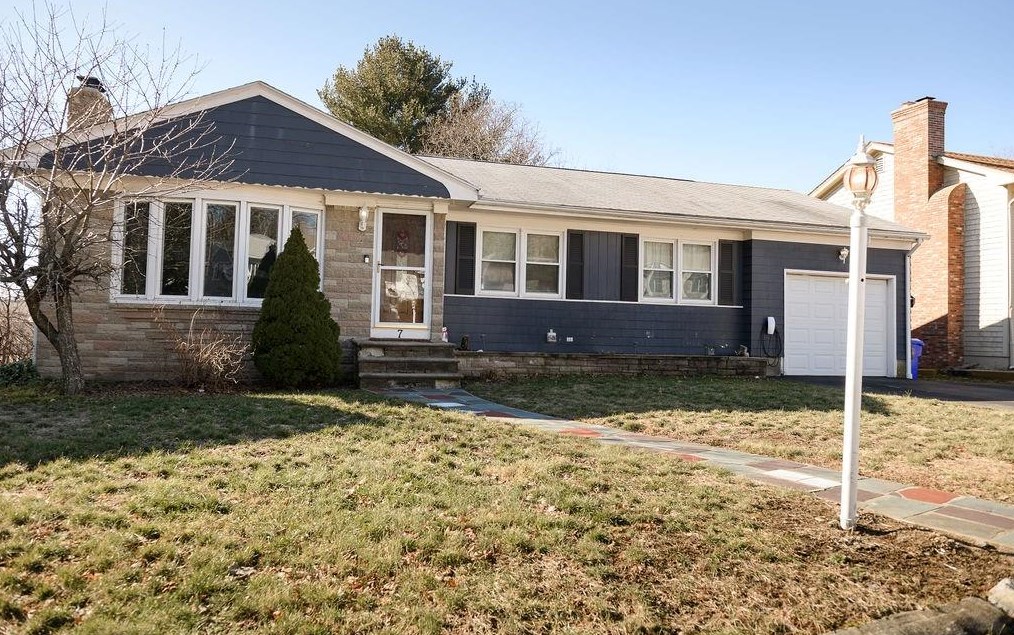 7 Oak Grove Blvd, North Providence, RI 02911