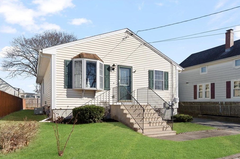 72 Memorial Dr, Pawtucket, RI 02860 exterior