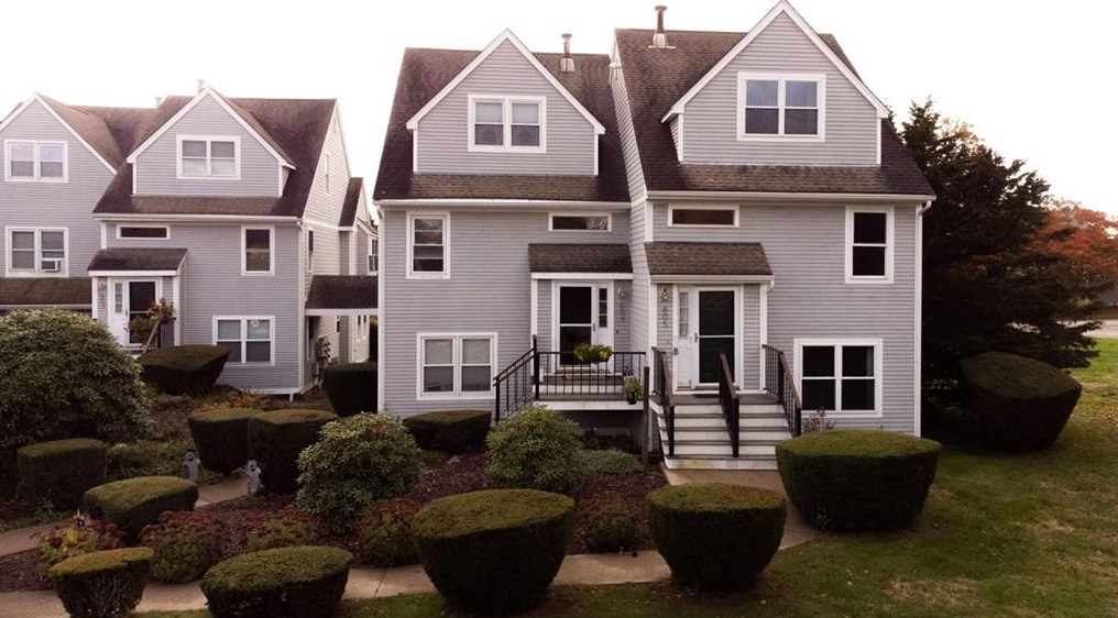 605 Fairway Dr, Middletown, RI 02842