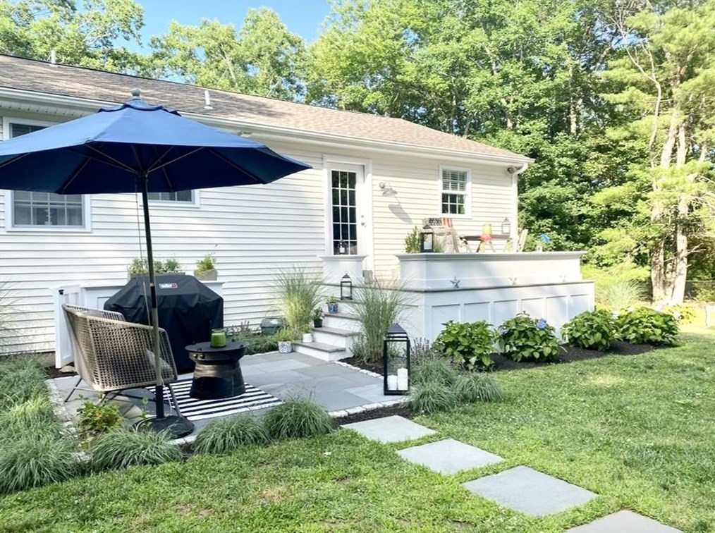 390 Robin Hollow Rd, West Greenwich, RI 02817