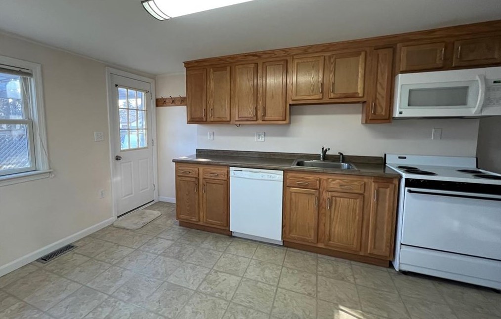 28 Preston Dr, North Kingstown, RI 02852