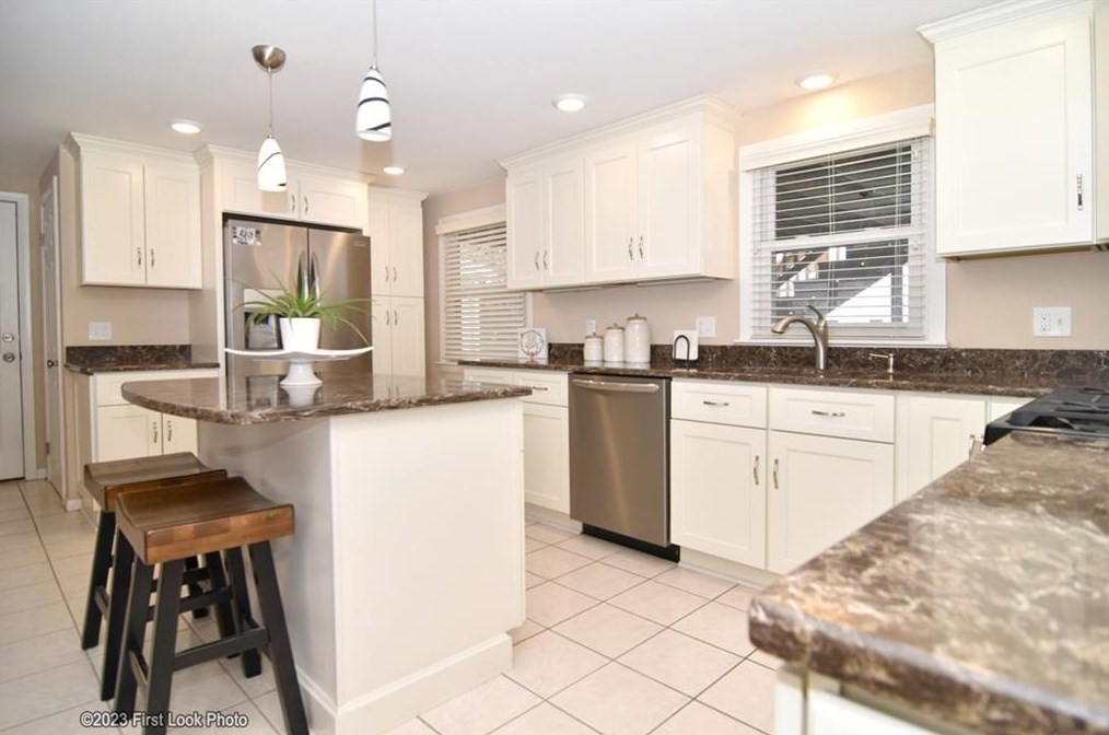 11 Uxbridge St, Cranston RI 02920-6217 exterior