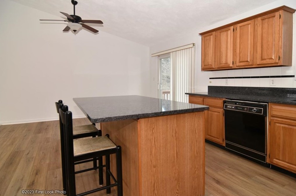 11 Uxbridge St, Cranston RI 02920-6217 exterior