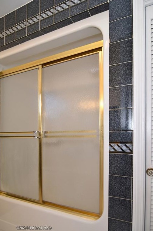 11 Uxbridge St, Cranston RI 02920-6217 exterior