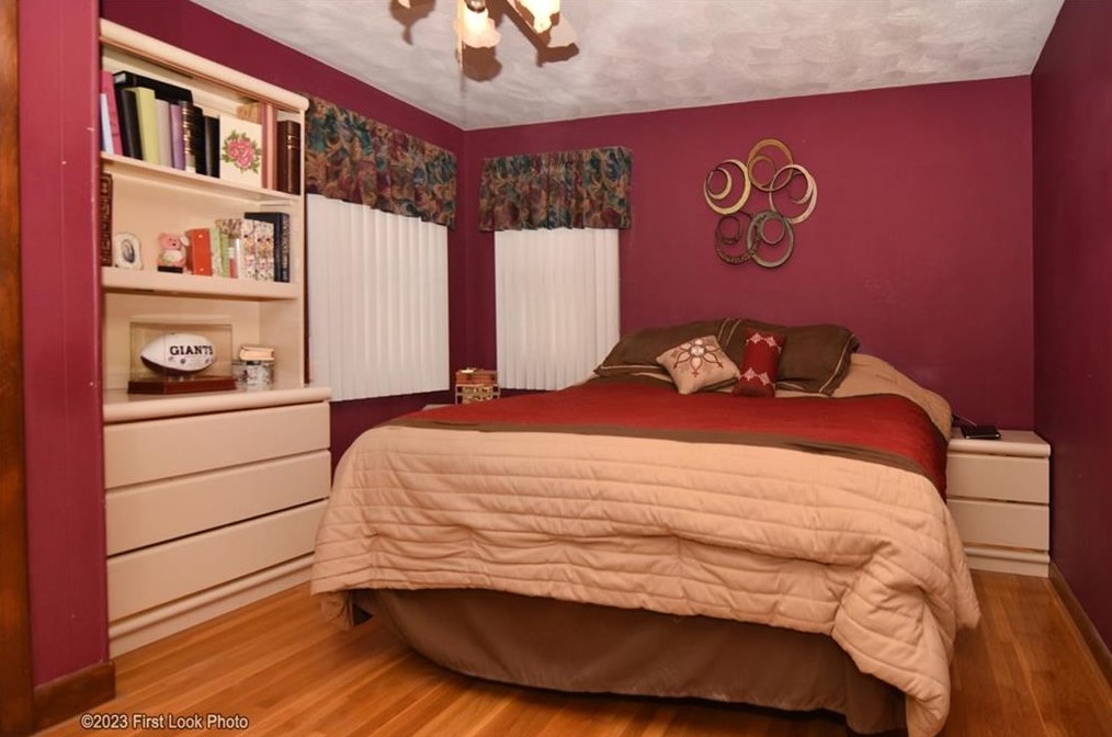 11 Uxbridge St, Cranston RI 02920-6217 exterior