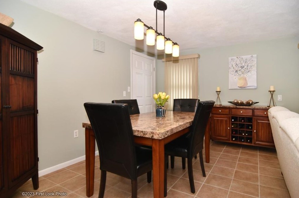 11 Uxbridge St, Cranston RI 02920-6217 exterior