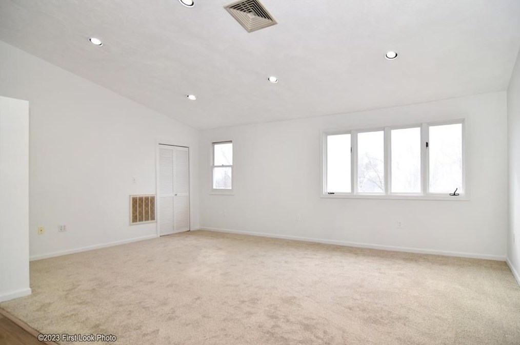 11 Uxbridge St, Cranston RI 02920-6217 exterior