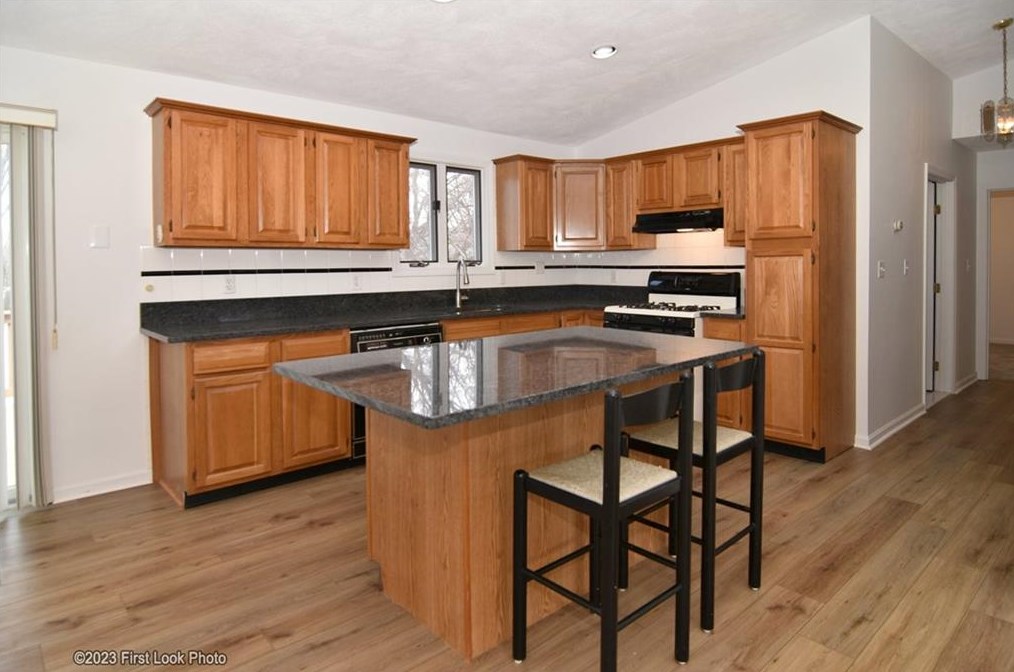 11 Uxbridge St, Cranston RI 02920-6217 exterior