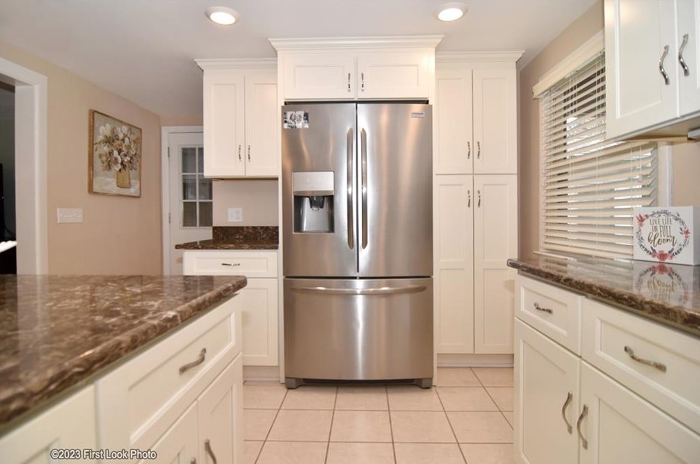 11 Uxbridge St, Cranston RI 02920-6217 exterior