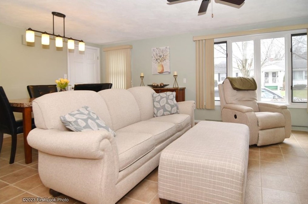 11 Uxbridge St, Cranston RI 02920-6217 exterior