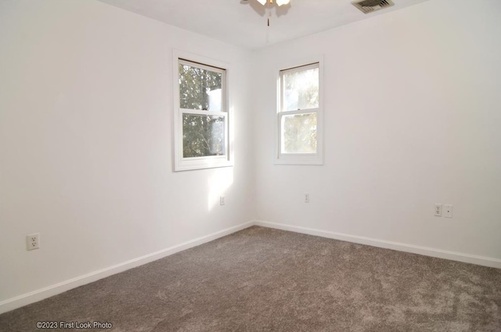 11 Uxbridge St, Cranston RI 02920-6217 exterior