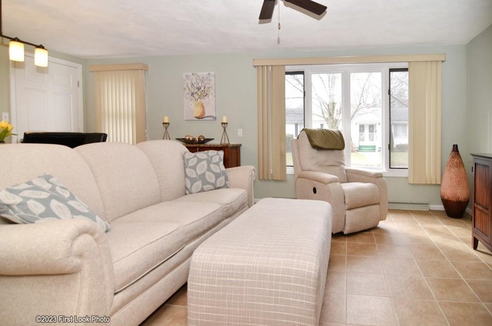 11 Uxbridge St, Cranston RI 02920-6217 exterior