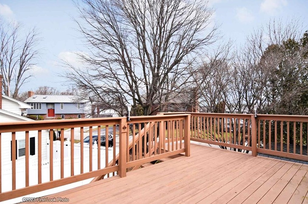 11 Uxbridge St, Cranston RI 02920-6217 exterior