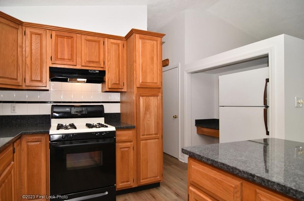 11 Uxbridge St, Cranston RI 02920-6217 exterior