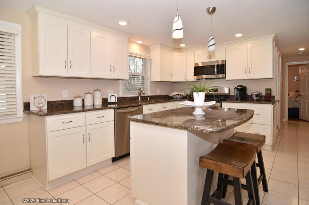 11 Uxbridge St, Cranston RI 02920-6217 exterior