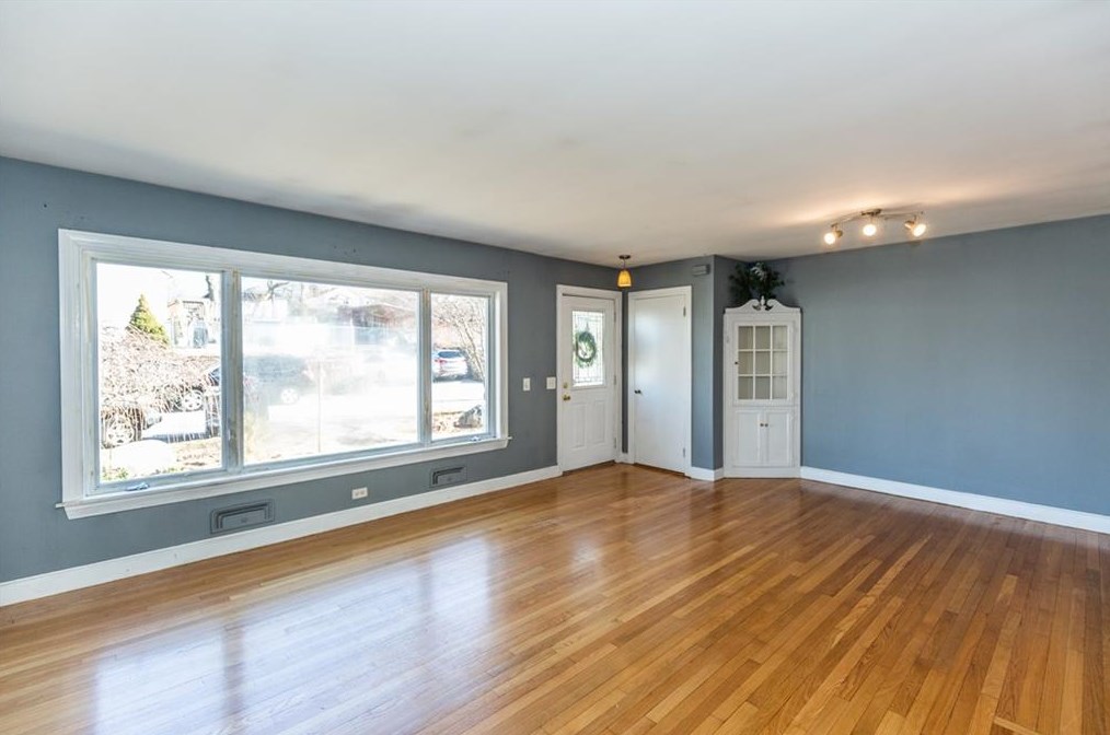 1 Glencoe Ln, Cranston, RI 02920-3817