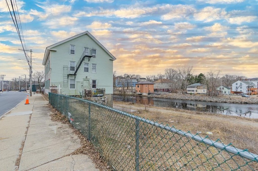 160 River St, Woonsocket, RI 02895