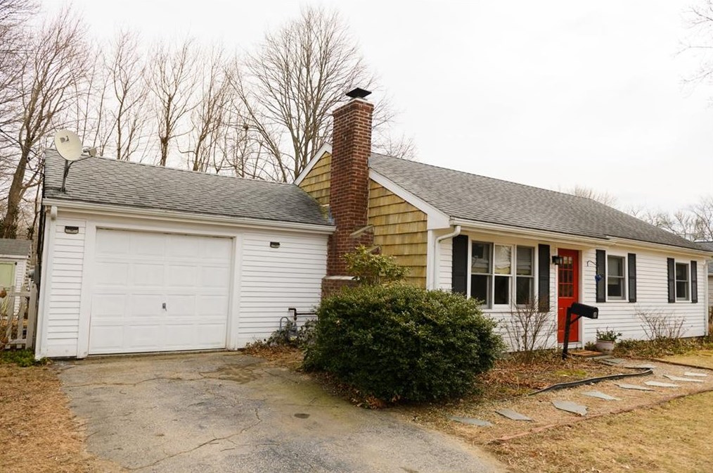 8 Hancock Rd, Barrington, RI 02806