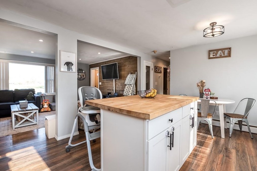 4 Mayfield Ave, Cranston RI  02920-2011 exterior