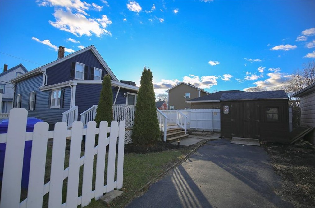 17 Oak Ave, East Providence RI  02915-4423 exterior