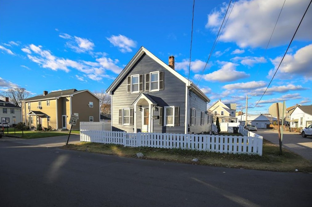 17 Oak Ave, East Providence RI  02915-4423 exterior