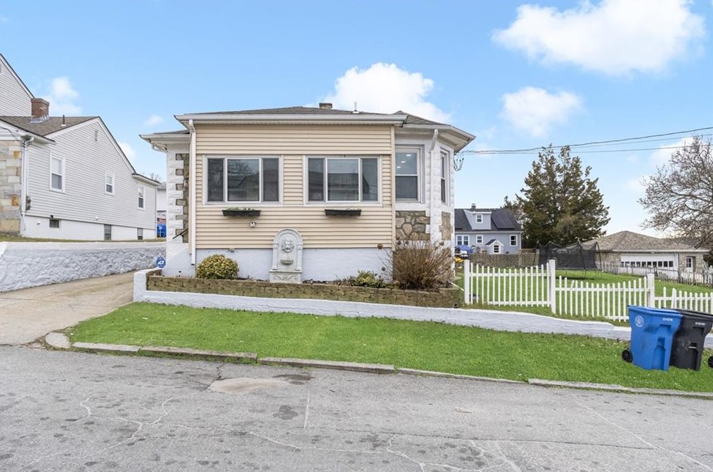41 Maplewood Ave, Cranston, RI 02920-7022