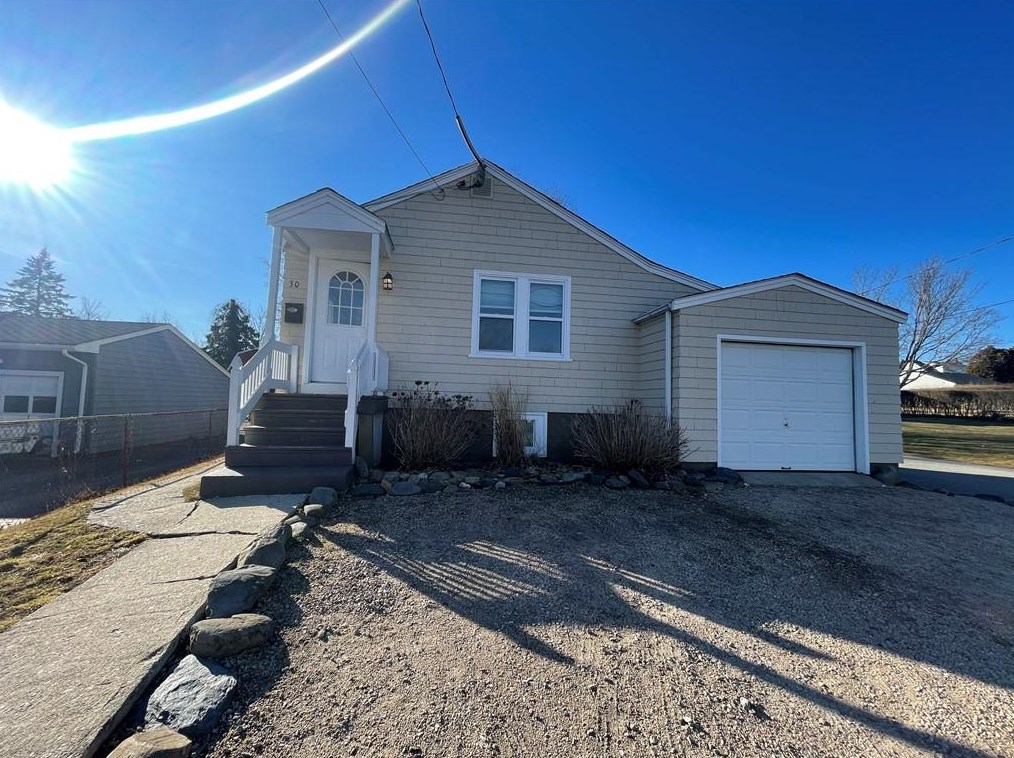 30 Livingston Pl, Middletown, RI 02842