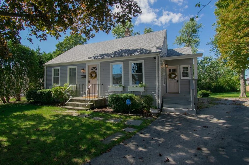 17 Rosedale Ct, Middletown, RI 02842