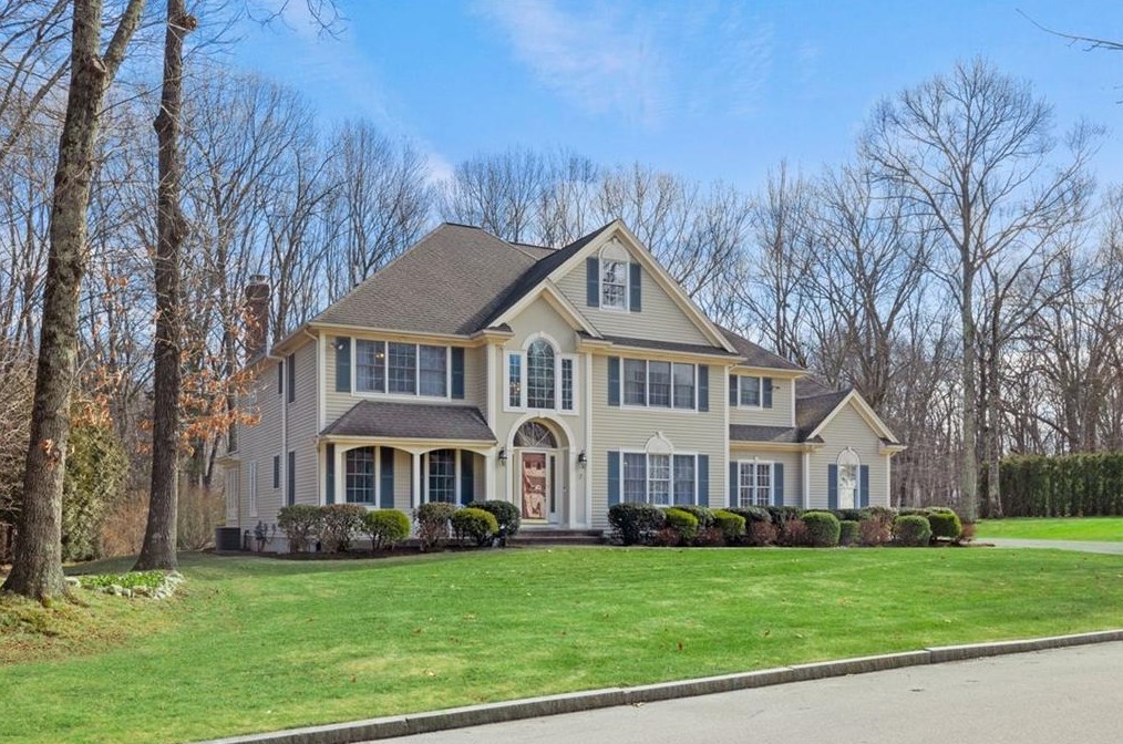 7 Belmont Dr, Lincoln, RI 02865