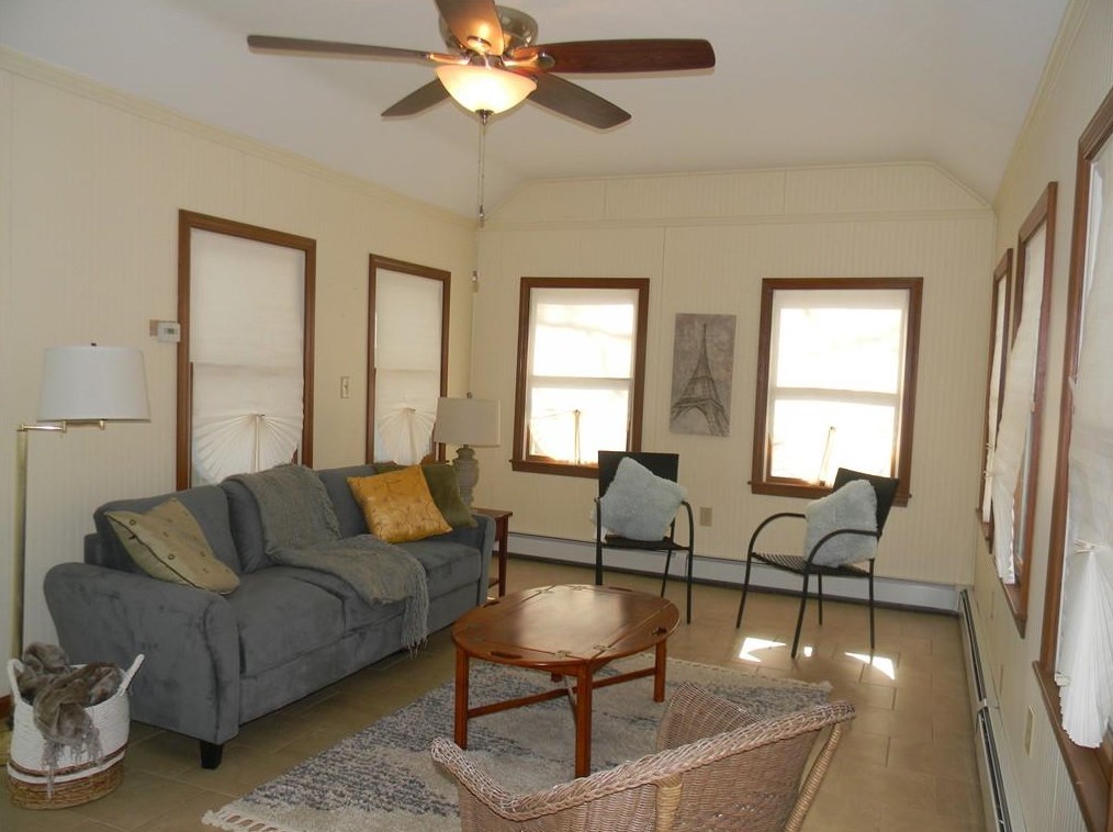 33 Harlem St, East Providence RI  02916-1506 exterior