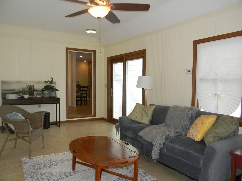 33 Harlem St, East Providence RI  02916-1506 exterior