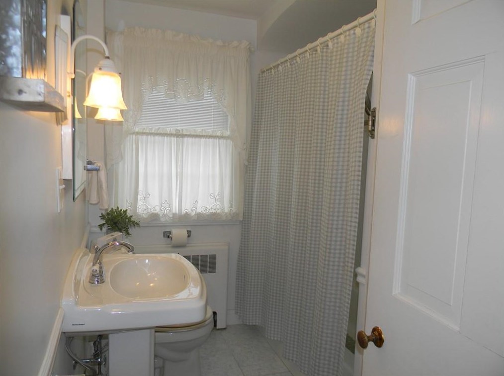 33 Harlem St, East Providence RI  02916-1506 exterior