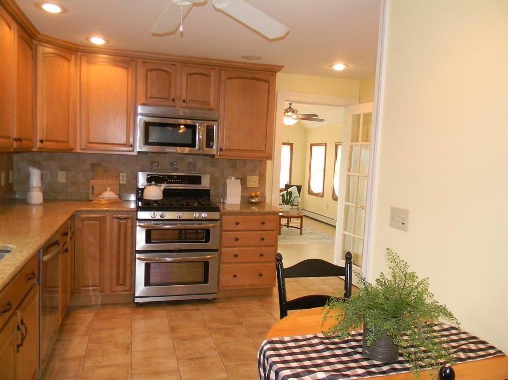 33 Harlem St, East Providence RI  02916-1506 exterior