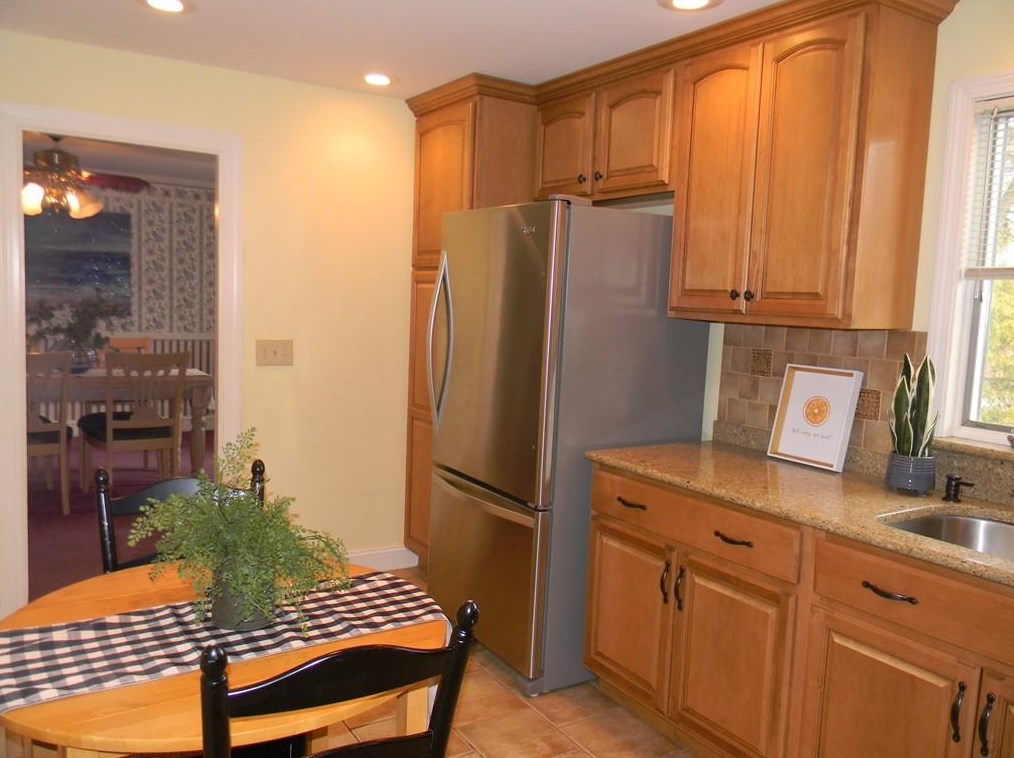 33 Harlem St, East Providence RI  02916-1506 exterior