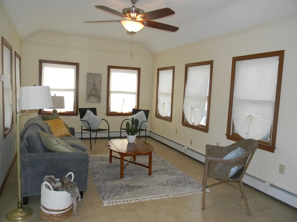 33 Harlem St, East Providence RI  02916-1506 exterior