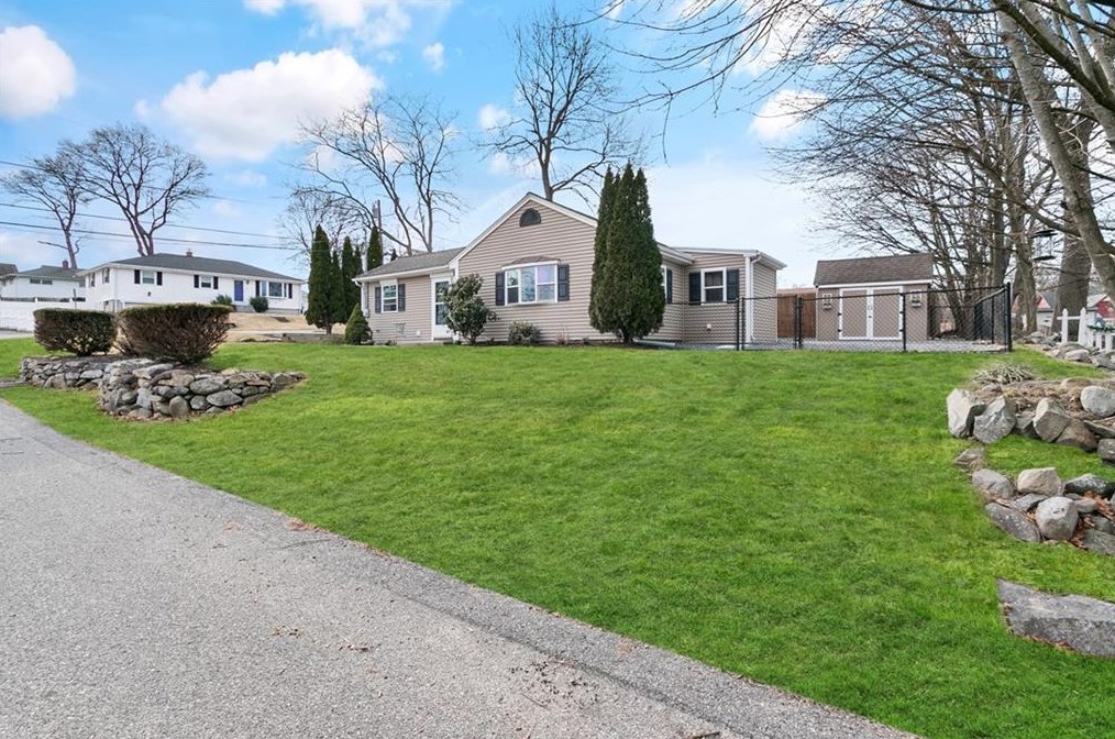 4 Rhode Island Ave, Cumberland, RI 02864