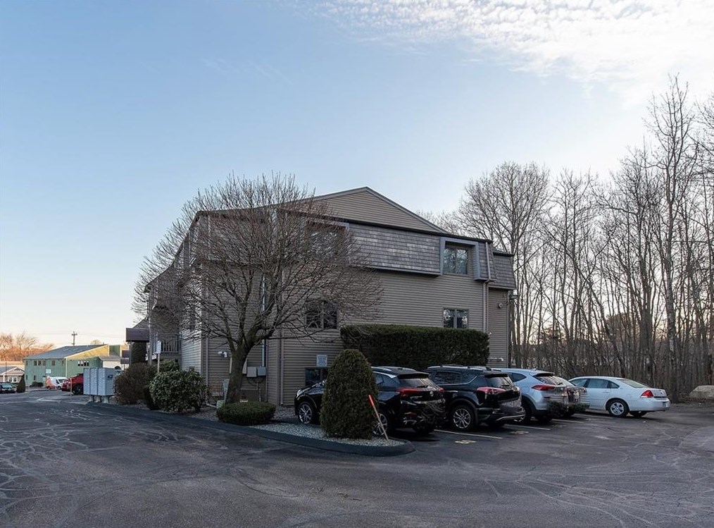 59 Village Ct, West-Warwick, RI 02893 exterior