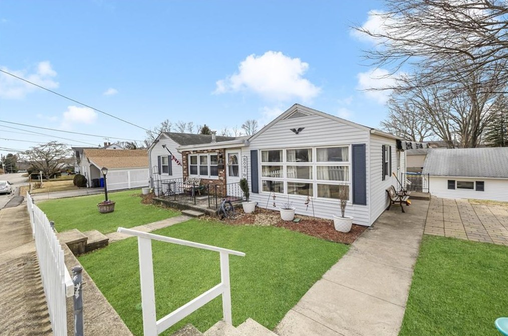 40 Cleveland St, West-Warwick, RI 02893 exterior