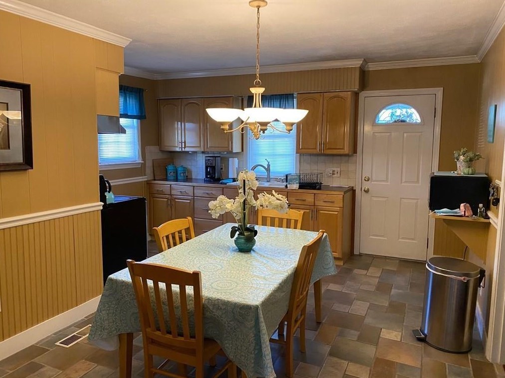 30 Willow St, West Warwick, RI 02893-5951