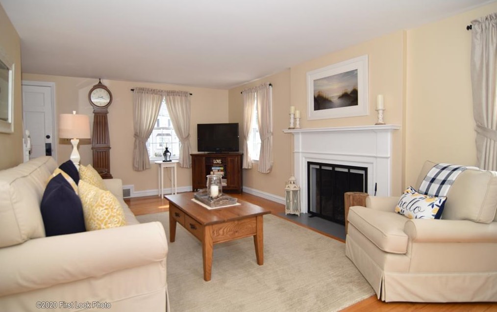 74 Oak Hill Dr, Cranston, RI 02920-3021