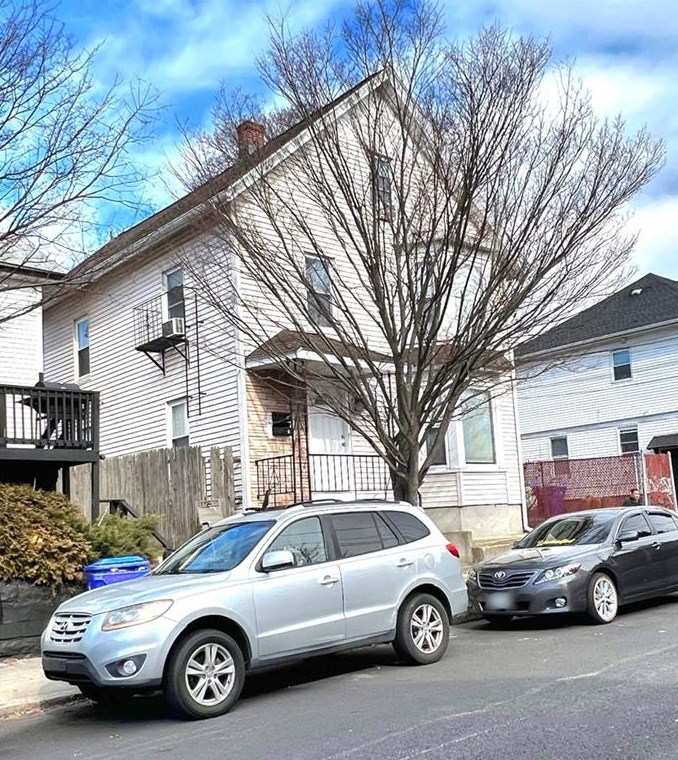 49 Vale St, Pawtucket, RI 02860-4868
